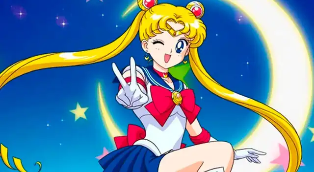 Hombre muestra cómo se transforma en Sailor Moon Hombre muestra cómo se transforma en Sailor Moon