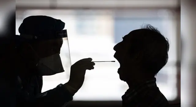 El primer síntoma de la COVID-19 es la fiebre. El primer síntoma de la COVID-19 es la fiebre.