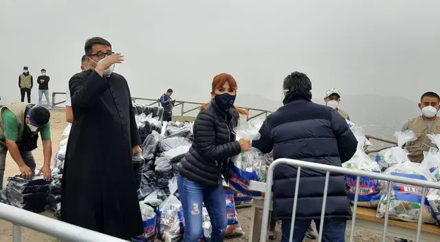 Magaly Medina llegó al Hogar de las Bienaventuranzas en VMT para donar canastas de víveres a modo personal tras la estafa de balones de oxígeno que sufrió el Padre Omar.