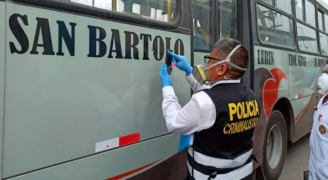 El bus quedó marcado con los impactos de bala que provocó el asaltante.
