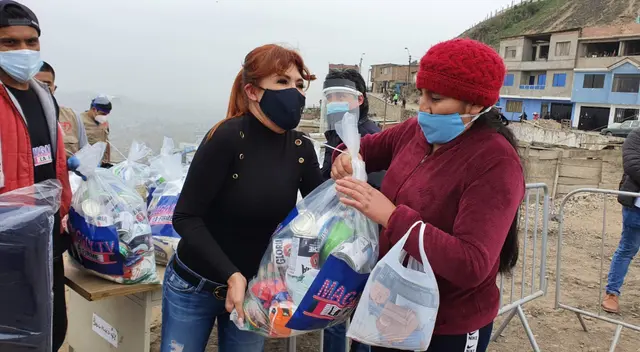Magaly Medina llegó al Hogar de las Bienaventuranzas en VMT para donar canastas de víveres a modo personal tras la estafa de balones de oxígeno que sufrió el padre Omar. (Créditos: Johann Klug | URPI | GLR)