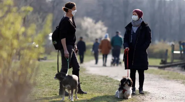 Las medidas de distanciamiento de casi dos metros no serían útiles en un ambiente cerrado. Las medidas de distanciamiento de casi dos metros no serían útiles en un ambiente cerrado.