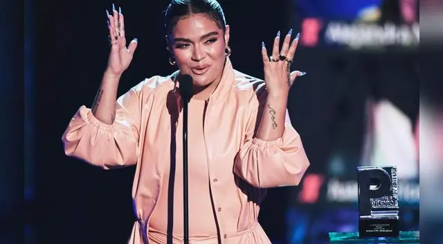 Karol G intentó ocultar su vientre en todo momento durante su presentación en los Premios Juventud 2020.