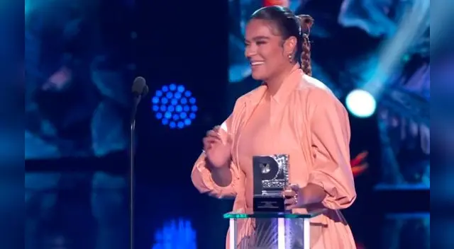 Karol G intentó ocultar su vientre en todo momento durante su presentación en los Premios Juventud 2020.