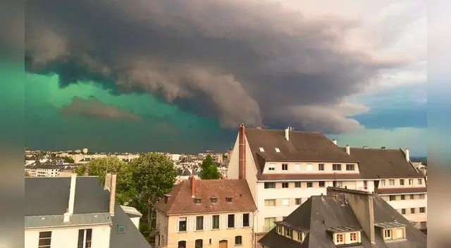 Imágenes del cielo de Francia el 12 de agosto