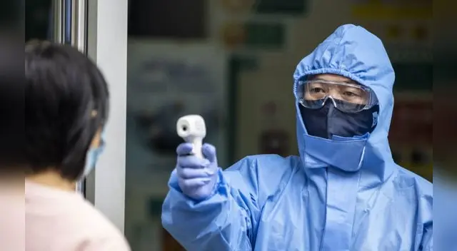 El primer síntoma de la COVID-19 es la fiebre. El primer síntoma de la COVID-19 es la fiebre.