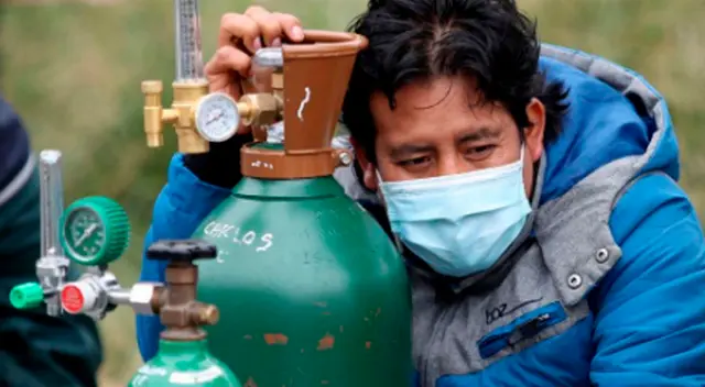 Personas duermen afuera de planta para recargar balones de oxígeno medicinal. Personas duermen afuera de planta para recargar balones de oxígeno medicinal.