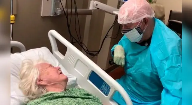 La pareja de ancianos Sam Reck y Joann Reck despidiéndose en el hospital. La pareja de ancianos Sam Reck y Joann Reck despidiéndose en el hospital.
