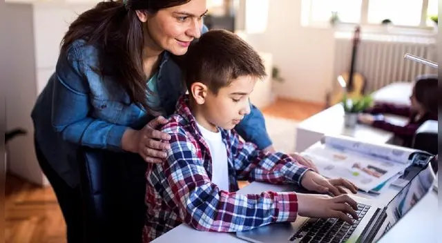 Se sugiere que los padres de familia fijen horarios en casa para las clases, tareas y los momentos de ocio de los niños.
