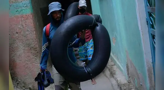 Ciudadanos venezolanos con sus cámaras de aire. Ciudadanos venezolanos con sus cámaras de aire.