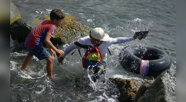 Ciudadanos venezolanos con sus cámaras de aire. Ciudadanos venezolanos con sus cámaras de aire.