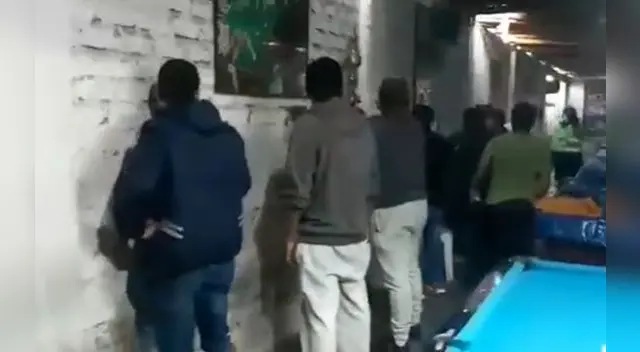 Detienen a 10 sujetos sin mascarillas y bebiendo de un mismo vaso en sala de billar. Detienen a 10 sujetos sin mascarillas y bebiendo de un mismo vaso en sala de billar.