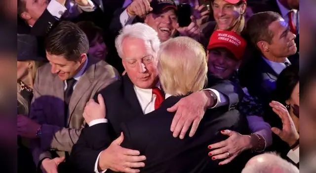 Robert Trump abrazando a su hermano mayor, Donald Trump. Robert Trump abrazando a su hermano mayor, Donald Trump.