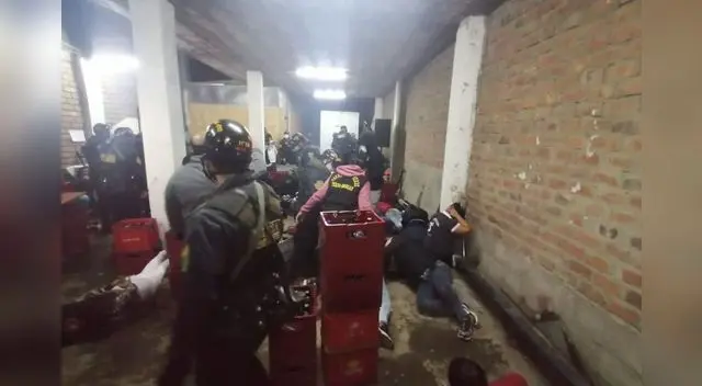90 personas son detenidas durante una fiesta 90 personas son detenidas durante una fiesta