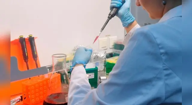 Una empleada del laboratorio prueba una vacuna contra el covid-19 en el Centro de Epidemiología y Microbiología Gamaleya.