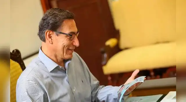 Presidente Martín Vizcarra lee una de las cartas enviadas por los niños.