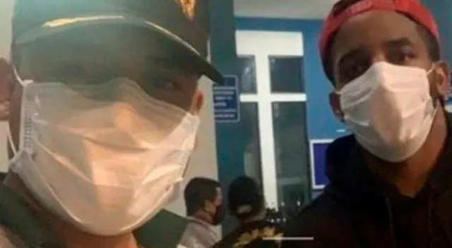 El selfie de Jefferson Farfán con un efectivo de la PNP. El selfie de Jefferson Farfán con un efectivo de la PNP.