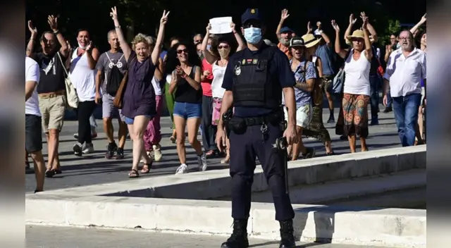 Los manifestantes españoles también estuvieron en contra de las vacunas de coronavirus.