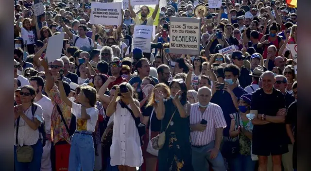 No hubo distanciamiento social ni mascarillas en la protesta que reunió a miles de personas en las calles de Madrid.