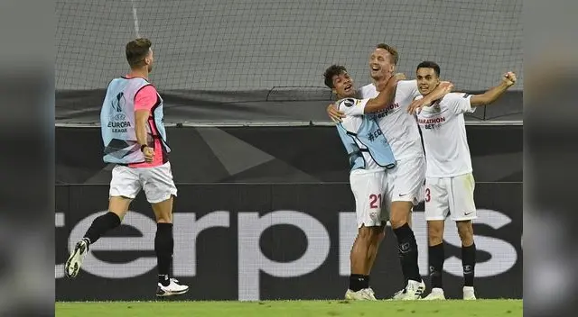 Los jugadores sevillistas celebran el 2-1 Los jugadores sevillistas celebran el 2-1