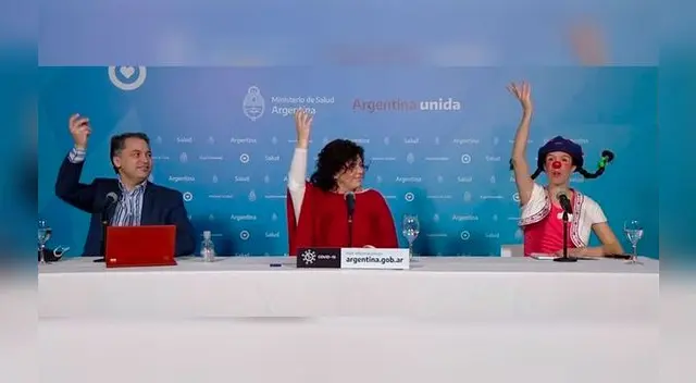El gobierno de Argentina acompaño de la payasita Filomena en conferencia de prensa del 16 de agosto.