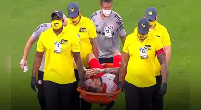 Paolo Guerrero deja el partido en camilla Paolo Guerrero deja el partido en camilla