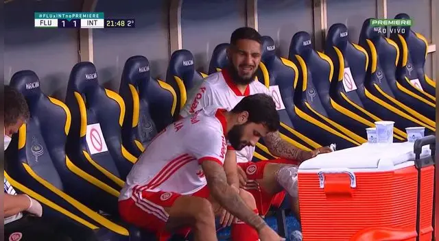 Paolo Guerrero deja el partido en camilla