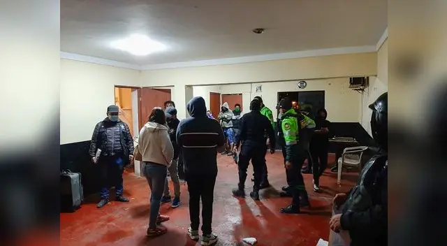 Vecinos alertaron a las autoridades que este grupo de personas violetaban las disposiciones sanitarias.
