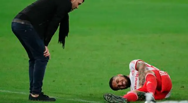 Cacho Coudet observa a Paolo Guerrero, quien se retuerce de dolor. Cacho Coudet observa a Paolo Guerrero, quien se retuerce de dolor.