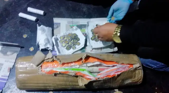 Se les encontró más de 300 mil soles falsos. Se les encontró más de 300 mil soles falsos.