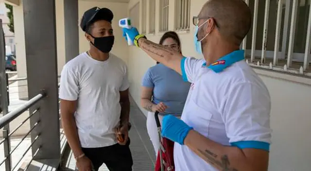 La OMS alerta que las personas menores de 50 ponen en riesgo a los adultos mayores.