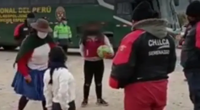 Adolescentes son castigadas por no cumplir con inmovilización social obligatoria. Adolescentes son castigadas por no cumplir con inmovilización social obligatoria.