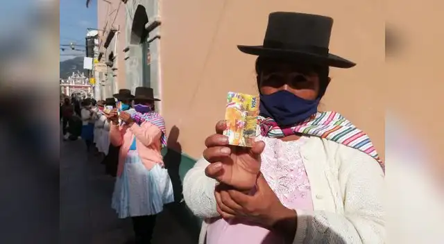 El bono universal puede ser cobrado en agencias del Banco de la Nación. Sin embargo, se recomienda el uso de cajeros y agentes de dicha entidad financiera para evitar aglomeraciones. El bono universal puede ser cobrado en agencias del Banco de la Nación. Sin embargo, se recomienda el uso de cajeros y agentes de dicha entidad financiera para evitar aglomeraciones.