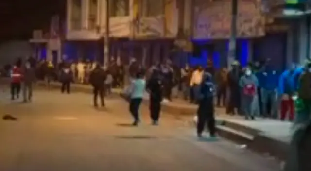 Largas colas en Banco de Puente Piedra. Largas colas en Banco de Puente Piedra.