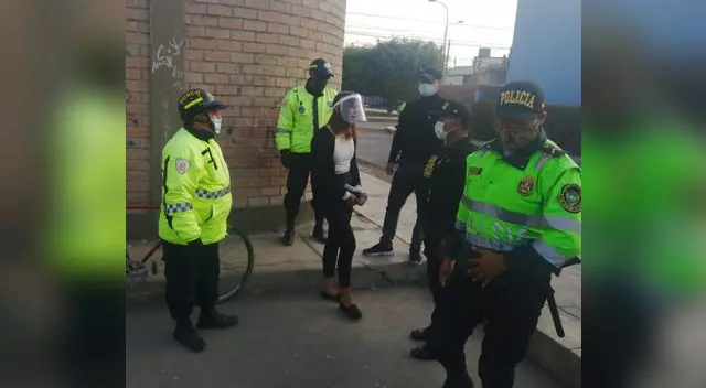 La joven transgénero fue trasladada a la comisaría del sector.