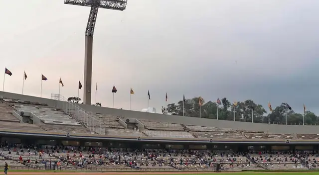 Jóvenes rindiendo el examen de admisión en el Estadio Olímpico Universitario de la UNAM Jóvenes rindiendo el examen de admisión en el Estadio Olímpico Universitario de la UNAM
