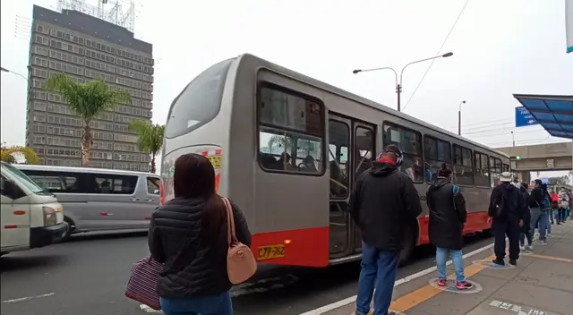 Largas colas en el paradero del corredor rojo.