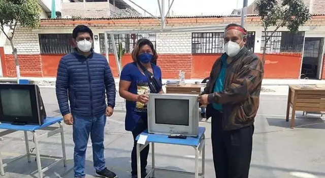 Profesor de Trujillo regala televisores y celulares a sus alumnos para que puedan acceder a Aprendo en casa. Profesor de Trujillo regala televisores y celulares a sus alumnos para que puedan acceder a Aprendo en casa.