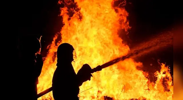 Incendio de fuerte intensidad consume fábrica de plástico en Huachipa. Foto referencial.