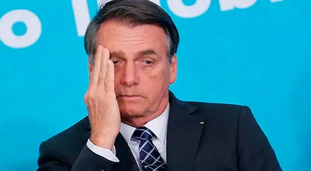 Jair Bolsonaro carga a una persona de baja estatura pensando que era un niño Jair Bolsonaro carga a una persona de baja estatura pensando que era un niño