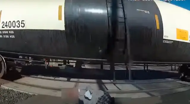 Mujer policía salvó la vida de un anciano con discapacidad que iba ser arrollado por un tren