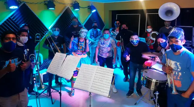 Con sus amigos de la agrupación