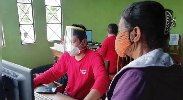 Beneficiarios en provincia ya están cobrando el bono universal de 760 soles con apoyo de representantes del Midis. Beneficiarios en provincia ya están cobrando el bono universal de 760 soles con apoyo de representantes del Midis.