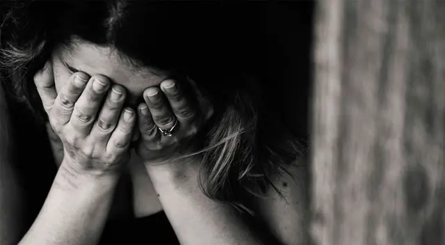 Entre lágrimas, la mujer negó el acto de infidelidad y afirmó que solo fue para ‘conversar’ con el hombre, quien se encontraba desnudo en la habitación. Entre lágrimas, la mujer negó el acto de infidelidad y afirmó que solo fue para ‘conversar’ con el hombre, quien se encontraba desnudo en la habitación.