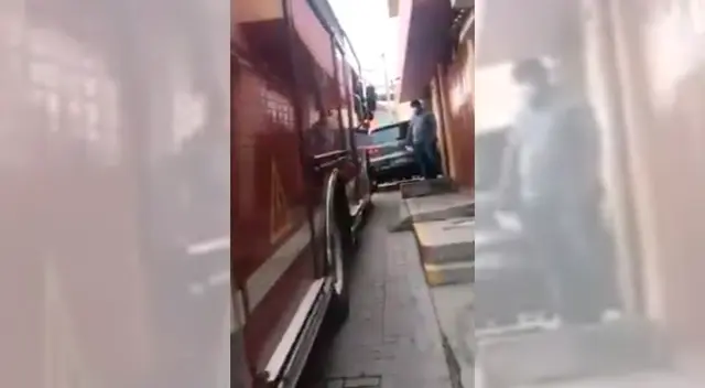 Auto mal estacionado impide pase de bomberos a emergencia. Auto mal estacionado impide pase de bomberos a emergencia.