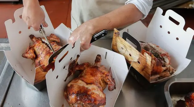 Los jóvenes acudieron a un restaurante en el distrito de San Martín de Porres y el precio del pollo a la brasa les llamó la atención. Mira aquí el video viral. Los jóvenes acudieron a un restaurante en el distrito de San Martín de Porres y el precio del pollo a la brasa les llamó la atención. Mira aquí el video viral.