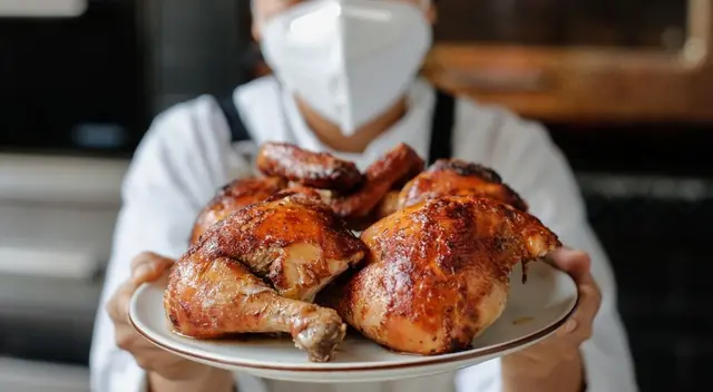 En el video de YouTube se observa cómo los muchachos explican que han descubierto un lugar donde venden ¼ de pollo a la brasa por unos cuantos soles en SMP. En el video de YouTube se observa cómo los muchachos explican que han descubierto un lugar donde venden ¼ de pollo a la brasa por unos cuantos soles en SMP.