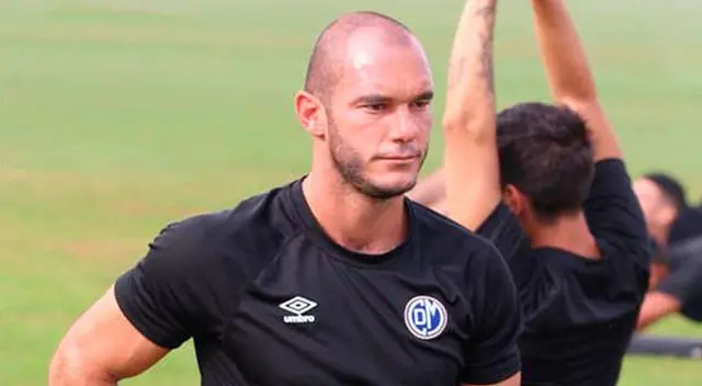 Adrián Zela es intervenido por la policía. Adrián Zela es intervenido por la policía.