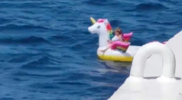 La niña estaba a medio kilómetro de la costa.