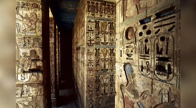 Los antiguos egipcios usaron tres tipos básicos de escritura: jeroglífica, hierática y demótica. Los antiguos egipcios usaron tres tipos básicos de escritura: jeroglífica, hierática y demótica.